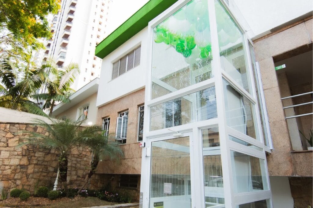 Elevador de vidro da Quiropraxia Mooca, clínica com acessibilidade em 2 pavimentos